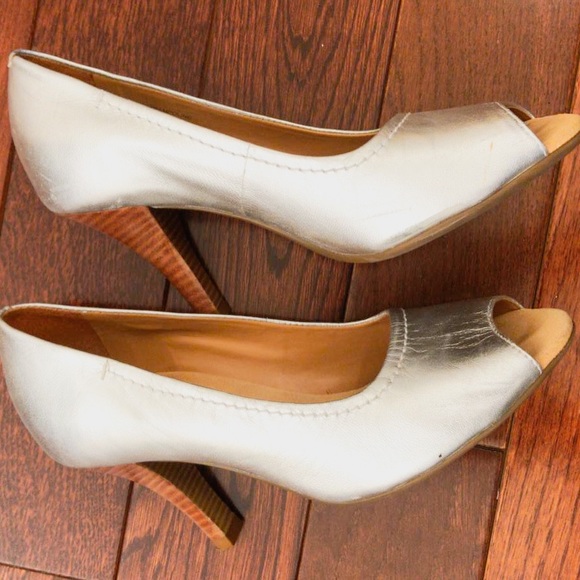 Aerosoles Silver Metallic Peep-Toe 3 1/4 Heels - Picture 3 of 8